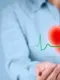Una persona che fa attività fisica all'aperto in una mattinata d'autunno con affiancata la confezione di HOMOCIS per la salute del cuore.