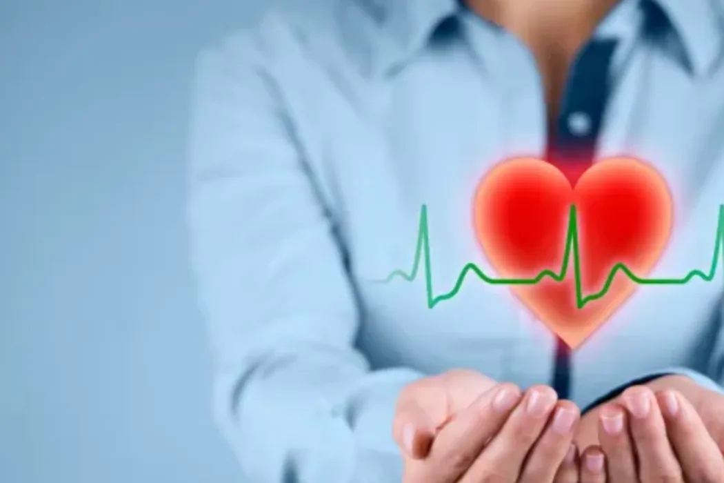 Una persona che fa attività fisica all'aperto in una mattinata d'autunno con affiancata la confezione di HOMOCIS per la salute del cuore.
