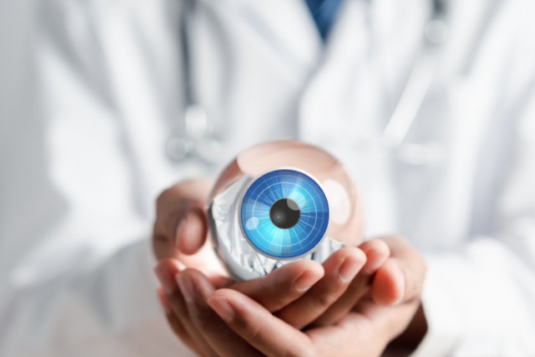 Una persona che lavora al computer con una pausa di relax visivo e la confezione del nuovo integratore OCUVIS di Solo Natura.