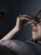 Primo piano di un occhio sano e luminoso con affiancata la confezione di OCUVIS per la protezione maculare.