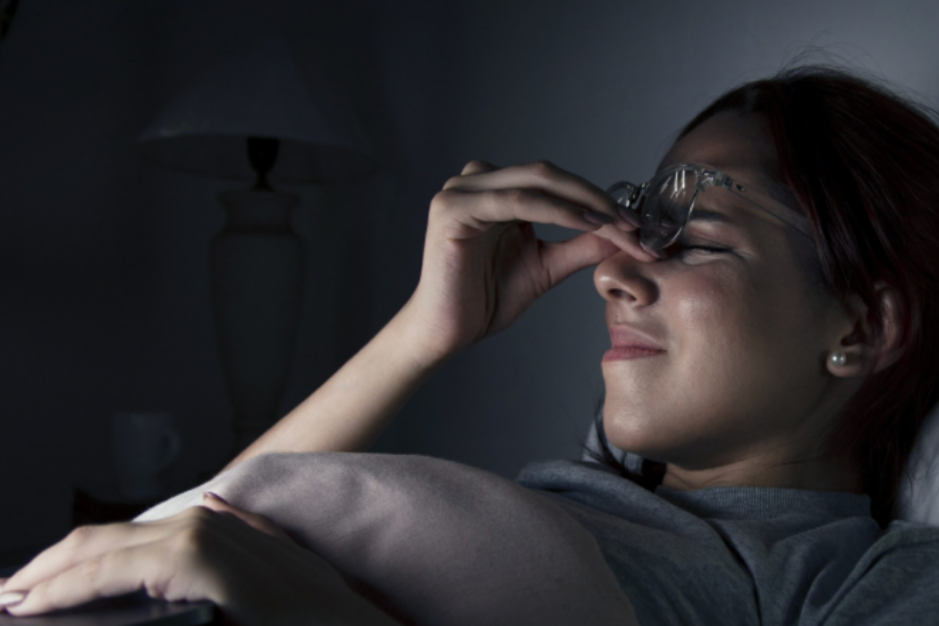 Primo piano di un occhio sano e luminoso con affiancata la confezione di OCUVIS per la protezione maculare.